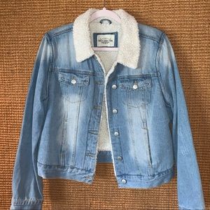 Light wash denim jacket fax fur lining.
